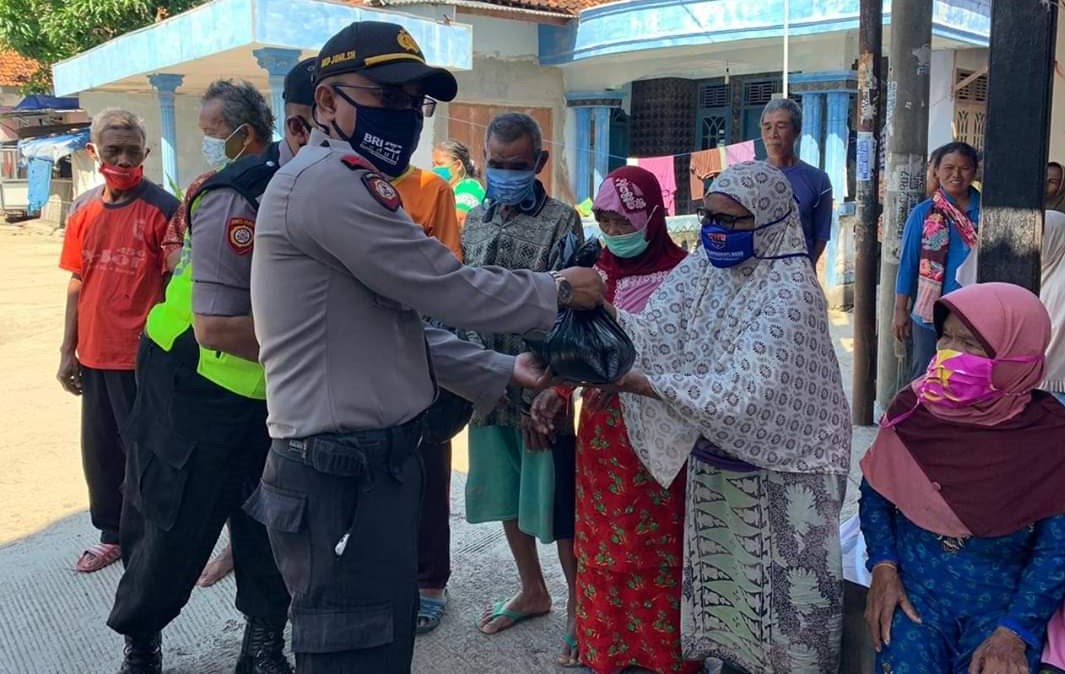 Polsek Widasari Bagikan 100 Paket Sembako Pada Warga Kurang Mampu